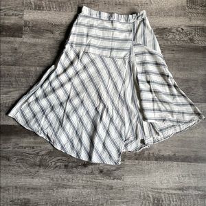 Cream, Navy Blue
Asymmetrical hem line
Stretchy band in back
Shorter skirt liner